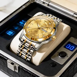 Primo piano di un orologio da uomo di lusso oro e argento con doppio calendario