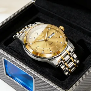 Dettaglio di un orologio al quarzo da uomo di lusso con doppio calendario e quadrante oro