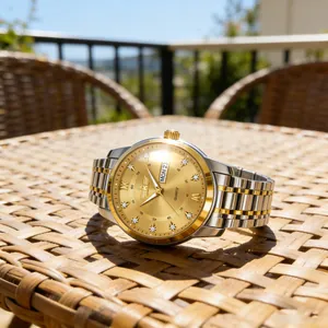 Vista dettagliata di un orologio al quarzo da uomo con quadrante dorato e diamanti