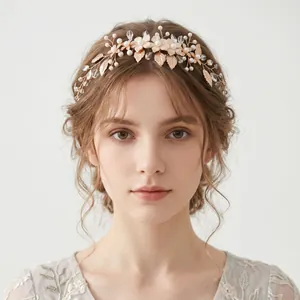 Diadema de novia elegante con perlas, flores de tela y detalles en color oro rosa