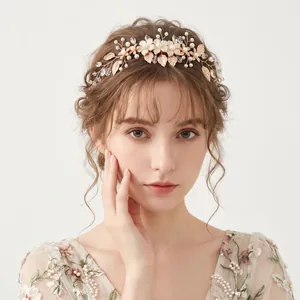 Exquisita diadema nupcial vintage de oro rosa con detalles de perlas florales en modelo