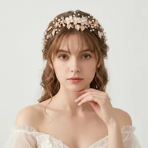 Diadema floral de novia dorada con perlas y cristales para fotografía de boda.