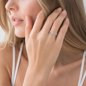 Eleganter S925 Sterlingsilber X-Ring mit Moissanit an der Hand des Models gezeigt