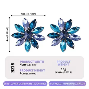 Detail van blauwe kristallen bloem oorbel maat 4cm en gewicht 16g voor hippe feesten