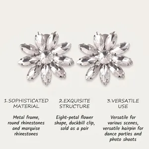Detailweergave van achtbladige strass bloem haarspelden met een eendensnavel clip.