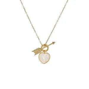Collier élégant doré avec pendentif en forme de cœur, motif flèche et nacre blanche