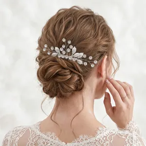 Chignon de mariée élégant avec un détail de peigne à cheveux en strass argenté fait main
