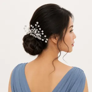 Peigne à cheveux de mariée argenté fait main avec strass brillants pour mariage élégant