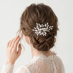 Peigne à cheveux de mariée artisanal orné de perles et strass pour chignons de mariage
