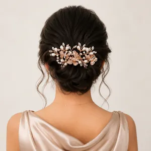Elegante pettine per capelli a farfalla oro rosa con perle e strass per acconciatura sposa.