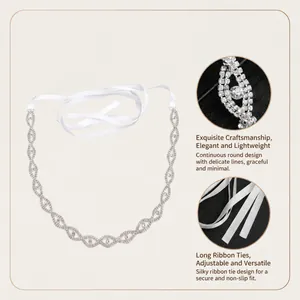 Elegante kristallen bruidsriem met wit lint en een ingewikkeld geometrisch patroon