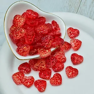 Vista dettagliata di perle in vetro rosso traslucido a forma di cuore con trama