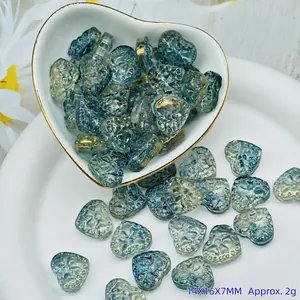 Dettaglio macro di perline di vetro blu a forma di cuore per creazione di gioielli DIY