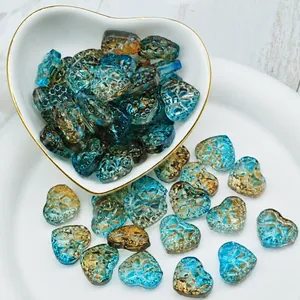 Dettaglio ravvicinato di perle di vetro a forma di cuore blu e marroni strutturate