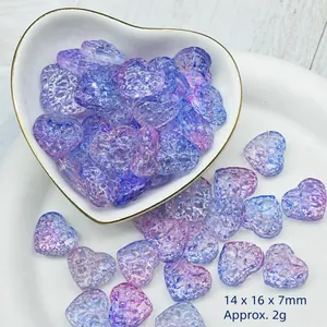 Dettaglio ravvicinato di perle di vetro viola a forma di cuore per la creazione di gioielli