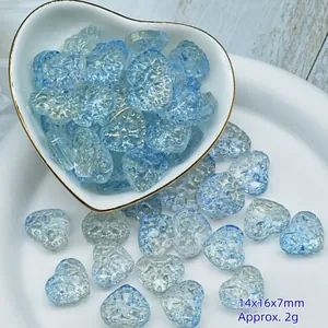Primo piano di perline di vetro a cuore blu 14x16x7mm per gioielli fai-da-te.