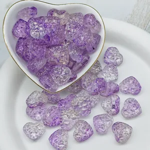 Dettaglio di perle di vetro viola a forma di cuore per bijoux fai da te unico