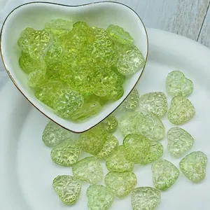 Macro vista di perle di vetro a forma di cuore verde 14x16mm per la creazione di gioielli