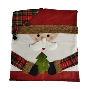 Festlicher Weihnachtsmann-Stuhlhussen mit karierter Mütze und Tannenbaum-Applikation