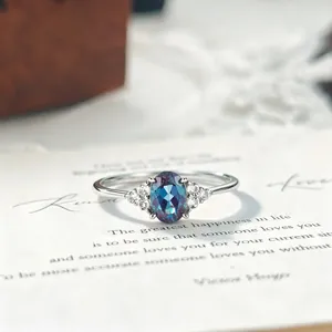 Vue détaillée d'une élégante bague en alexandrite ovale sertie en argent sterling S925.