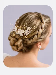 Detailansicht eines eleganten Braut-Haarkamms mit Blumen und goldener Blattverzierung.