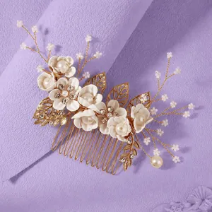 Eleganter Brauthaarkamm mit weißen Blumen und Goldblättern auf violettem Hintergrund