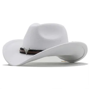 Detailansicht eines weißen Cowboyhuts aus Filz mit einer dekorativen Metallschnalle mit Stierkopf.