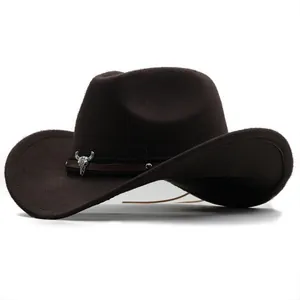 Detailansicht eines braunen Filz-Cowboyhutes mit einem metallenen Stierschädel