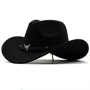Makrodetail eines schwarzen Cowboyhutes aus Filz mit silbernem Stierkopf-Metallornament