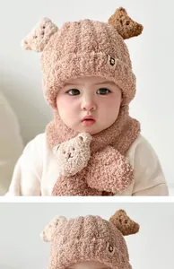 Détail des oreilles d'ours en peluche sur l'ensemble bonnet et écharpe pour bébé