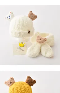 Vue détaillée du bonnet et de l'écharpe en peluche avec oreilles d'ours pour enfants