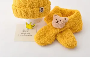 Détail de l'ensemble bonnet et écharpe en polaire jaune pour enfant avec ours