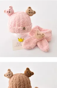 Détail de l'ensemble bonnet et écharpe d'hiver en polaire pour enfants avec oreilles d'ours