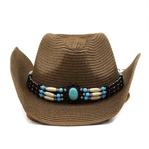 Detail eines Western-Strohhuts mit einem ethnischen türkisfarbenen Perlenband-Accessoire