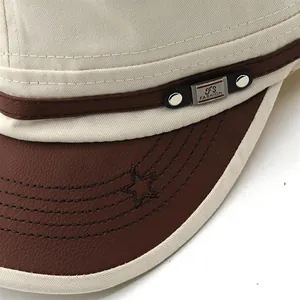 Detailansicht der Militärmütze mit Lederschirm und FS Fashion Metallemblem