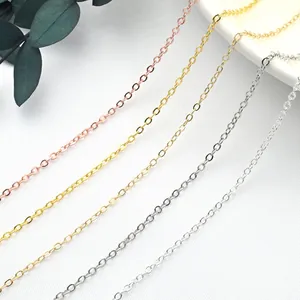 Nahaufnahme von 14k vergoldeten Kupfer-O-Ketten in Roségold, Gold und feinen Silbertönen