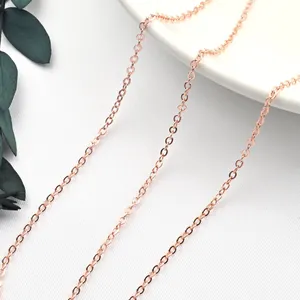 Makroansicht der Textur einer roségoldfarbenen O-Kette für DIY-Schmuckherstellung.