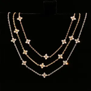 Vista detallada de la pulsera de trébol en plata S925 bañada en oro 18K con circonitas