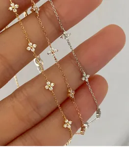 Detalle de pulseras de trébol de cuatro hojas de plata S925 con piedras de circón