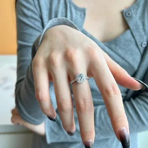 Visuale dettagliata di un anello di lusso in argento S925 con halo di zirconi lucenti