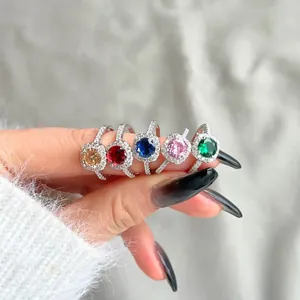 Anelli di lusso in argento s925 con zirconi rotondi colorati mostrati sulla mano