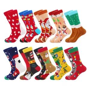 Collezione di calzini natalizi festivi con motivi di Babbo Natale, pupazzi di neve e renne.