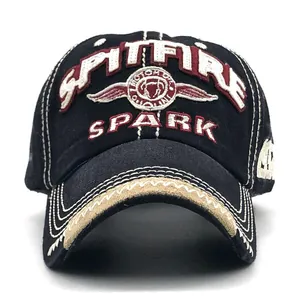 Detail van SPITFIRE en SPARK 3D-borduurwerk op een vintage gewassen katoenen pet