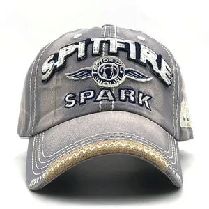 Detailweergave van gewassen katoenen honkbalpet met SPITFIRE en SPARK borduurwerk