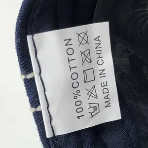 Detailopname van het waslabel aan de binnenkant met 100% katoen op deze mooie pet.