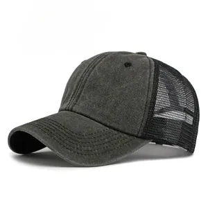 Seitenansicht einer gewaschenen Denim-Trucker-Mütze mit atmungsaktivem schwarzem Netz
