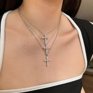 Vue détaillée de colliers croisés multicouches en argent S925 avec pierres de zircon