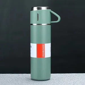 Detailansicht einer grünen Edelstahl-Isolierflasche mit Hot- und Cold-Etikettierung