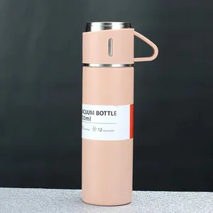 Detailansicht einer rosa Edelstahl-Isolierflasche mit praktischem Griffdeckel und Etikett