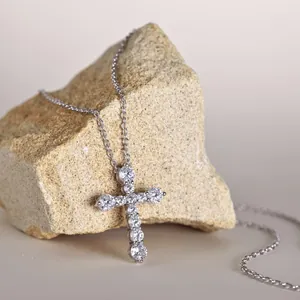 Vue macro détaillée d'un collier avec pendentif croix en argent S925 et zircons